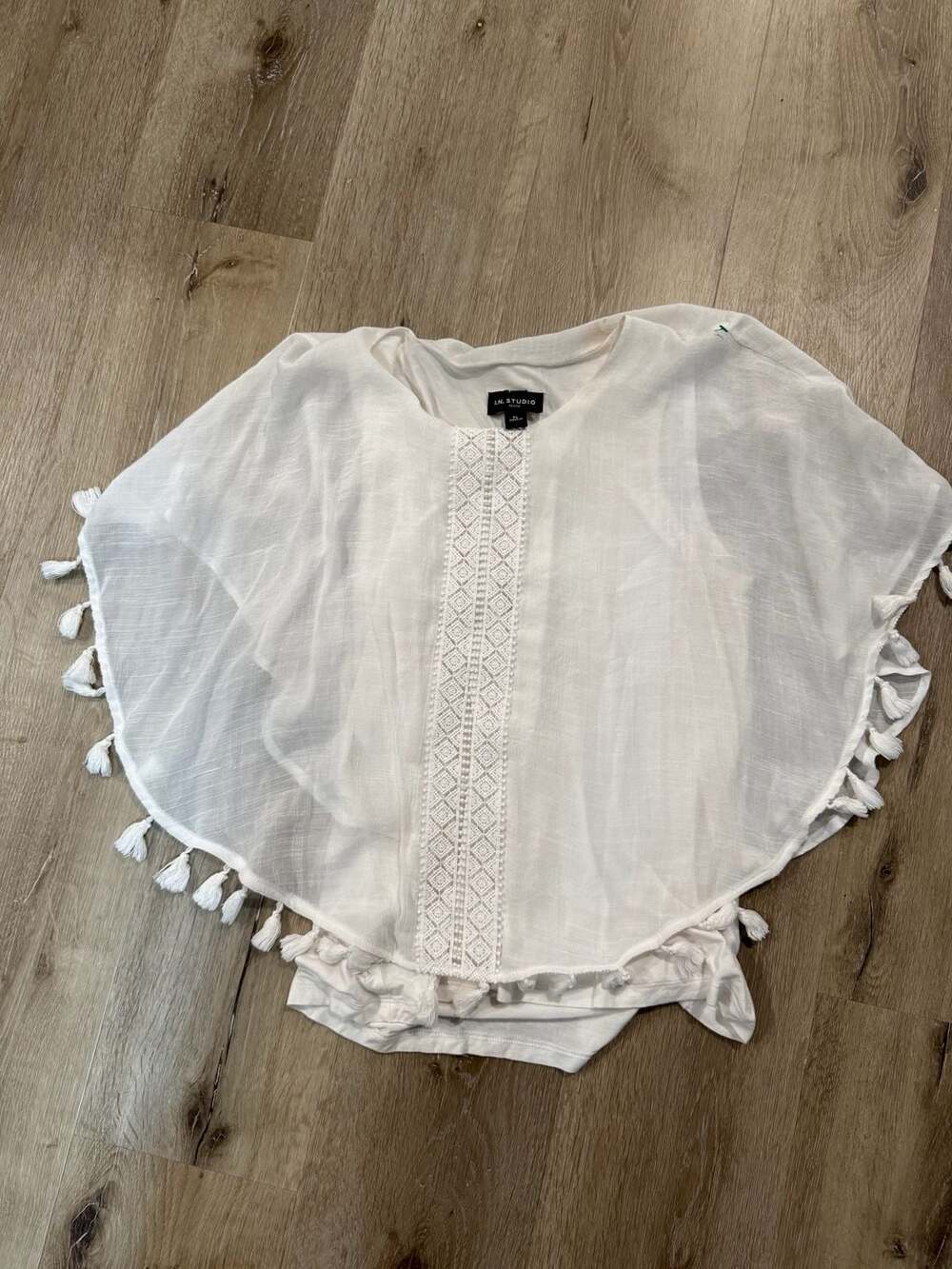 I.N. Studio Poncho Size PL White Tassel Crochet Lace Overlay